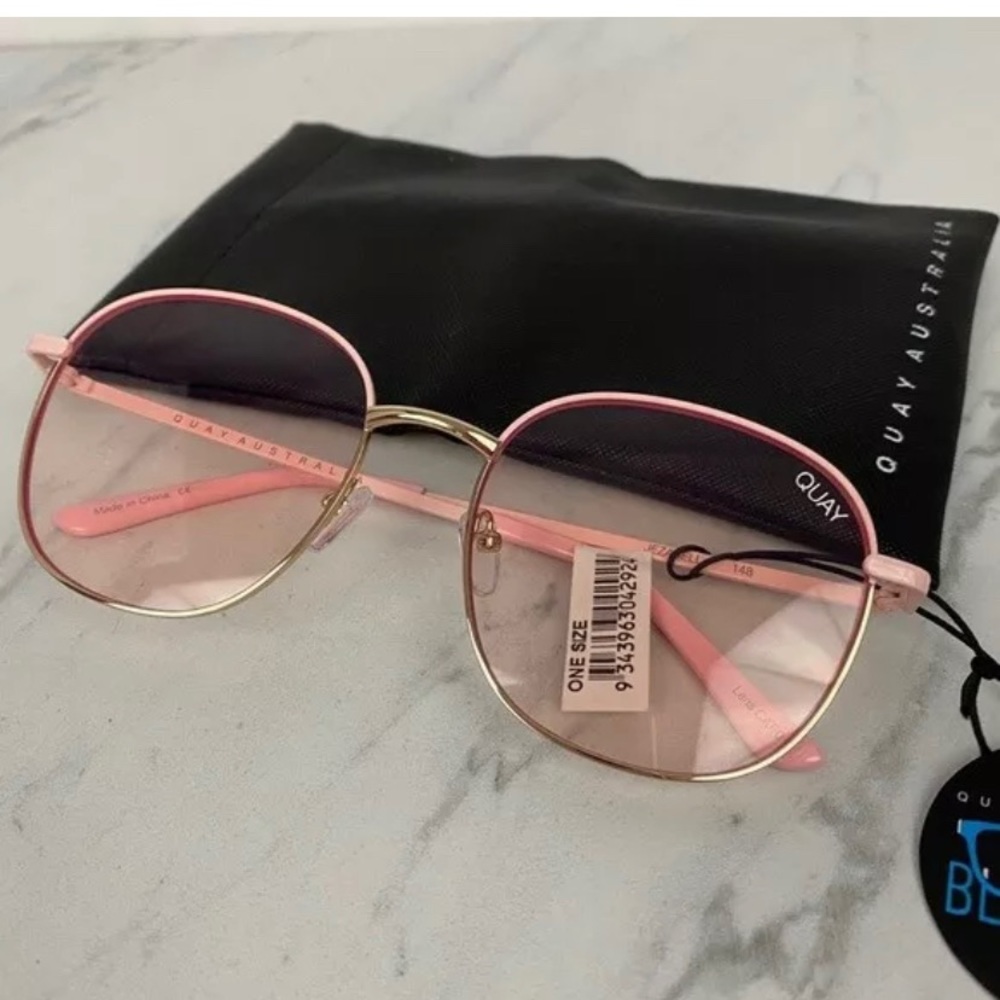 Quay • Jezabell Light Blocking Glasses